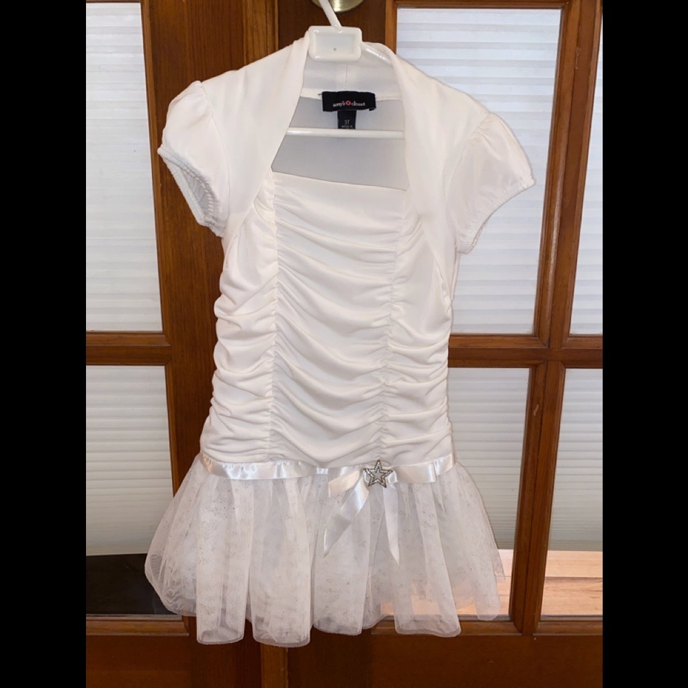 Amy’s Closet. Formal Dress. Crème/Off-White colored. Size 3T.